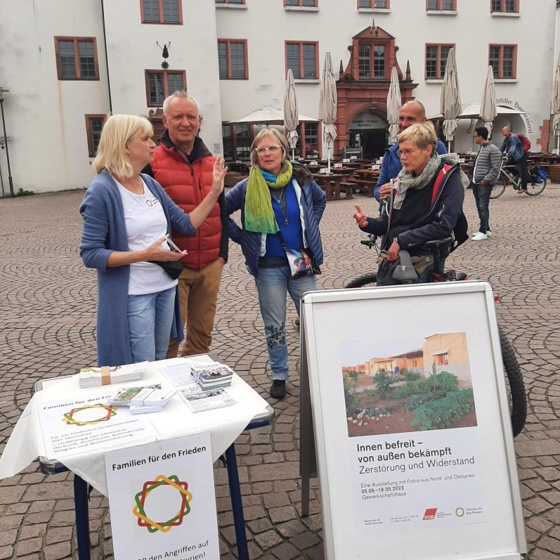 Vereinsmitglieder im Gespräch mit Passanten zur Ausstellung