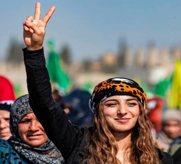 Eine kurdische Frau zeigt ein V-Zeichen auf einer Demonstration gegen die türkische Bedrohung in Ras al-Ain am 09.10.2019